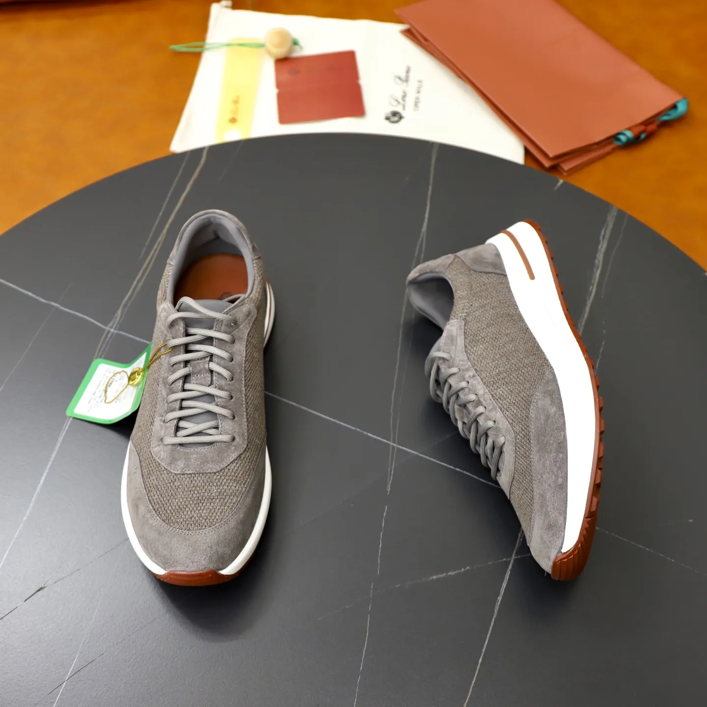 Ex-factory price: 560💰Loro Piana Tennis Walk men’s moral training sneakers! These new textured leather tennis shoes feature an ultra-low-top design for year-round wear and are water-resistant. The wrapped sole creates an effortlessly attractive color combination that harmoniously blends functionality with understated style. The ideal footwear option for urban dressing. The heel is decorated with a soft calfskin tongue with Kummel color inserts and an embossed LP logo. Cotton shoelaces. Material: Upper: Gray woven stitching with cowhide accents! Sole: Rubber lining: Cow leather original rubber sole, excellent foot comfort, complete package! Size: 38-39-40-41-42-43-44 leather shoe size (4546 can be customized)